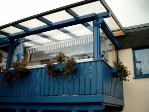 Rollfenster-als-Windschutz-auf-Balkon