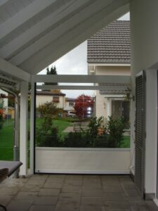 Rollfenster als seitlicher Windschutz